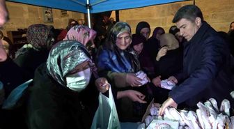 Vali Önder Bakan, cami bahçesinde ve kütüphanede vatandaşlara simit ile ayran dağıttı