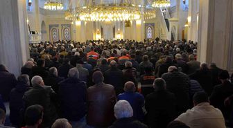 Çorum'da Ramazan ayının son cuma namazında vatandaşlar camilere akın etti