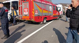 Ereğli'de Servis Midibüsü ile Otomobil Çarpıştı: 13 Yaralı