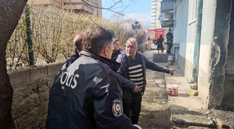 Kendini tehlikeye atan polis yangının büyümesini önledi