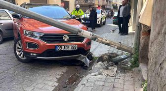Kontrolden çıkan otomobil aydınlatma direğini devirdi