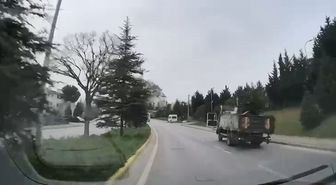 Rampada kayan kamyon refüje çıkıp devrildi