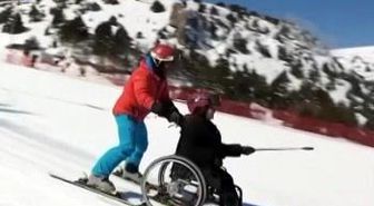 Tekerlekli sandalyeyle kayak yaparak hayalini gerçekleştirdi