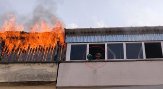 Teras katta yangın çıktı; bitişik binadaki kadın, kova ile pencereye çıkıp yardım istedi