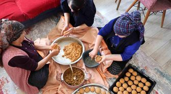 Adana'da bayram sofralarının vazgeçilmezi içli köfte mesaisi başladı