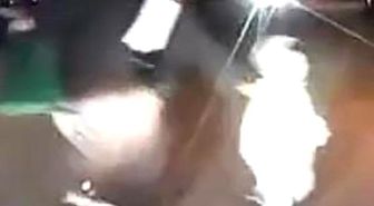 Annesinin elinden kaçıp yola koşan çocuk kazadan kurtuldu