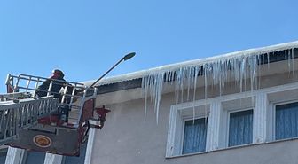 Ardahan'da binalardan sarkan dev buz kütleleri temizleniyor