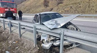 Çorum'da bariyerlere çarpan otomobilin sürücüsü yaralandı