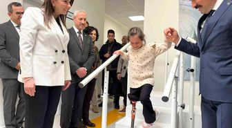 Depremde ailesini kaybeden Zeynep, Barbie'li protez bacağıyla yeni hayatına ilk adımlarını alkışlar eşliğinde attı