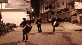 Diyarbakır'da 40 yıldır halay davulu çalarak sahura uyandırıyorlar