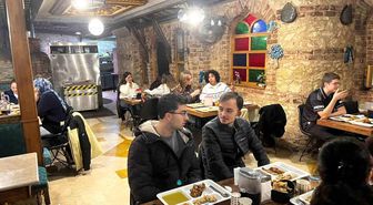 Fatih'te üniversite öğrencileri iftarda buluştu