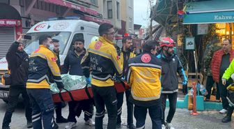 Fatihte 3 katlı binada yangın çıktı: 1 ölü 7 yaralı