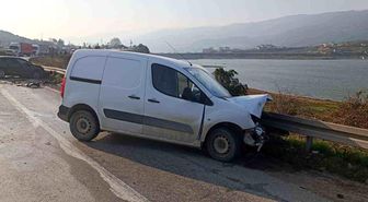 İki otomobil kafa kafaya çarpıştı: 1 yaralı