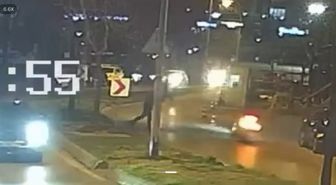 KARTAL'da motosiklet sürücüsü bekçinin attığı cisim sonucu ağaca çarptı