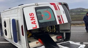 Lastiği patlayan ambulansın devrildi; 3 sağlık personeli yaralandı