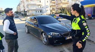 Manavgat'ta park halindeki otomobile çarpan motosikletli yaralandı