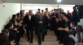 Meslek hayatında 50 bin öğrencinin hayatına dokunan 40 yıllık öğretmene alkışlar içerisinde hüzünlü veda