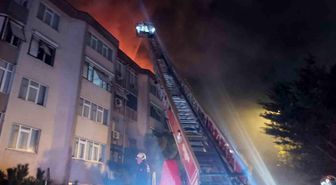 Üsküdar'da site içindeki binanın çatısında yangın paniği