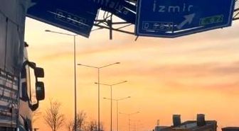 Yönlendirme tabelasına çarpan tırın dorsesi yola savruldu
