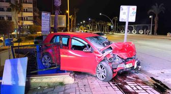 Alanya'da iki otomobil çarpıştı: 3 yaralı