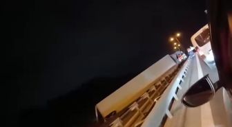 Büyükçekmece TEM Otoyolu'nda TIR devrildi; trafikte yoğunluk oluştu