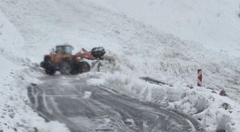 Hakkari'de yolcu otobüsü çığ altında mahsur kaldı