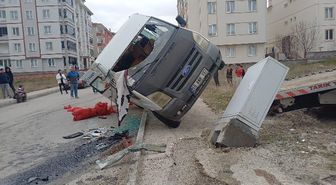 Çorum'da tarım işçilerini taşıya minibüs ile otomobil çarpıştı: 5 yaralı