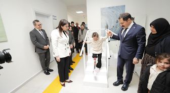 Depremzede Zeynep, özel hazırlanan protez bacakla yürümeye başladı