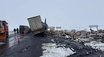 Devrilen zift yüklü tankere, TIR çarptı: 2 yaralı