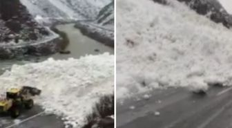 Hakkâri-Çukurca kara yoluna çığ düştü! Sürücüler yolda kaldı
