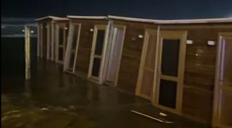 Samandağ'da Fırtına ve Yükselen Dalgalar Sahil Yoluna Ulaştı