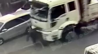 Kamyonun çarptığı yaşlı adam ağır yaralandı