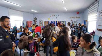 Kar tünellerinden geçerek zorlu yolları aştılar, kış şartlarında 2 bin 700 rakımlı köyde minik yürekleri ısıttılar