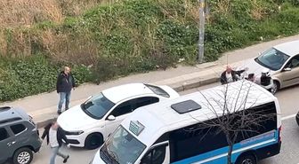 Otomobil sürücüsü motosikletliye copla saldırdı