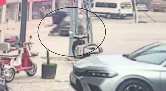 Otomobille çarpışan motosikletteki 2 kişinin yere savrulduğu anlar kamerada
