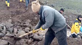 Siverek'te hasar gören sulama göletini vatandaşlar onardı