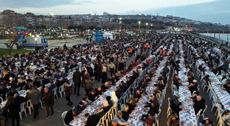 Tekirdağ'da 8 Bin Kişi Sahilde İftar Yaptı
