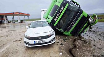 Tır otomobilin üstüne devrildi