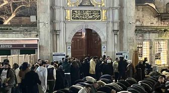 İstanbul'da vatandaşlar Kadir Gecesi'nde Eyüpsultan Camii'ne akın etti