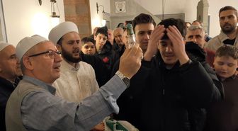 Kadir Gecesi'nde tarihi camide Sakal-ı Şerif ziyarete açıldı