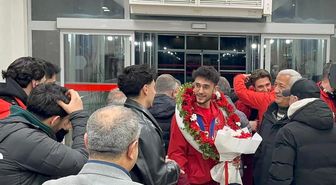 Milli sporcu Furkan Akar çiçeklerle karşılandı