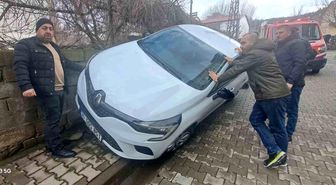 Otomobil duvara çarptı: 2 yaralı