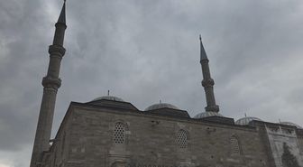 Prof.Dr. İlber Ortaylı'nın son yolculuğuna uğurlanacağı Fatih Camii'nde hazırlıklar sürüyor / Havadan görüntüyle
