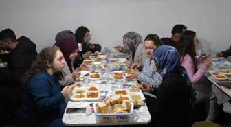Üniversite öğrencileri oruçlarını köyde kurulan iftar sofrasında açtı