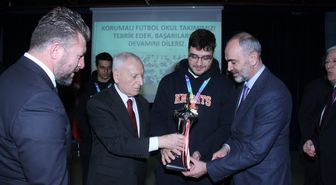 'Üniversitelerarası Korumalı Futbol'da şampiyonlara kupaları verildi