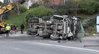 Üsküdar'da lastiği patlayan beton mikseri devrildi; sürücüsü yaralandı