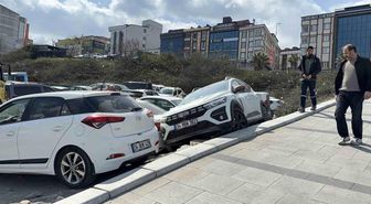 Arnavutköy'de park etmek isterken araçların üzerine çıktı