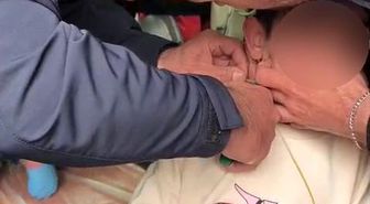 Boynuna plastik kelepçe geçiren çocuk kurtarıldı