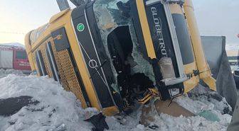 Bitlis'te buzlanma nedeniyle 2 TIR devrildi: 1 yaralı, 10 büyükbaş hayvan öldü