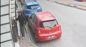 Fatih'te sokakta kadının elindeki telefonu çalıp kaçtı